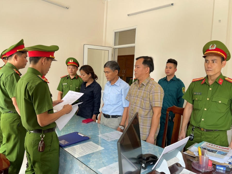 Cơ quan Cảnh sát điều tra Công an tỉnh Quảng Nam tống đạt các quyết định đối với 3 bị can. (Ảnh: Công an tỉnh Quảng Nam)