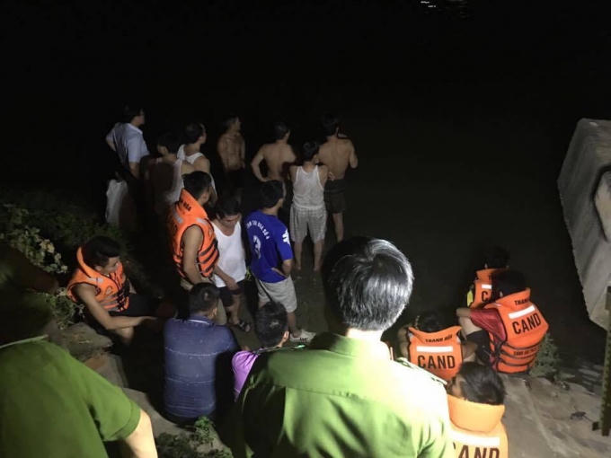Lực lượng cứu nạn trắng đêm tìm nạn nhân mất tích.