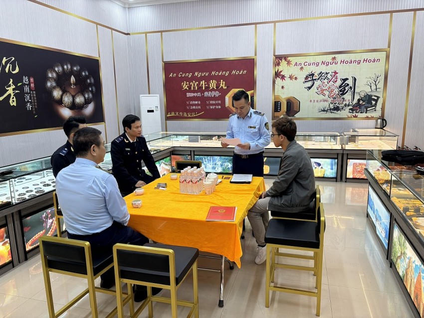 Lực lượng chức năng kiểm tra địa điểm kinh doanh Công ty Công ty TNHH Du lịch thế giới mới MC. Ảnh: Cục QLTT Quảng Ninh.