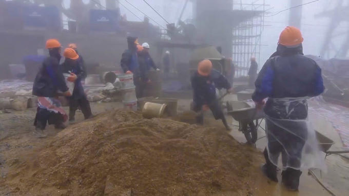 Hành trình hơn 800 ngày đêm cõng sắt đá tới lưng trời