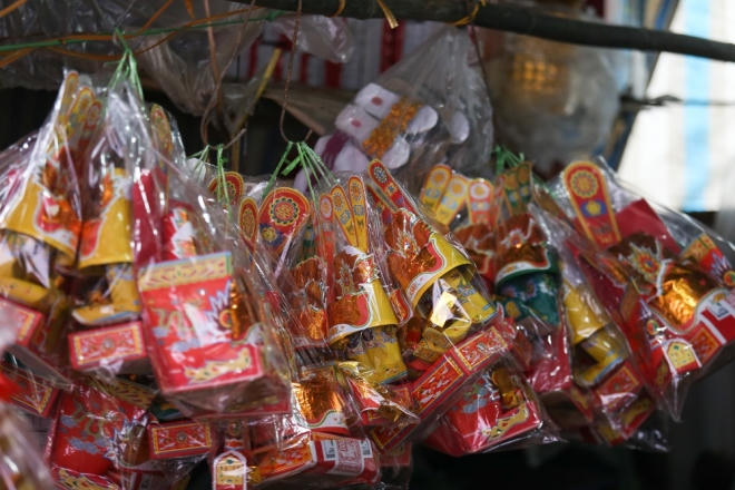 Sản phẩm hàng mã phục vụ cúng ông Công ông Táo có nhiều mức giá, từ 30.000 đồng đến 50.000 đồng. Loại to và đẹp có giá khoảng 120.000 đồng.