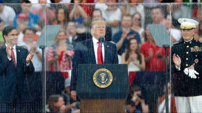 Tổng thống Trump phát biểu sau lớp kính chống đạn tại lễ kỷ niệm Quốc khánh Mỹ. (Ảnh: AP).