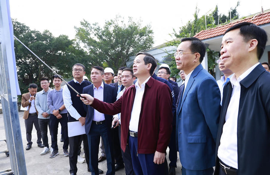 Chủ tịch UBND tỉnh Phạm Hoàng Sơn cùng lãnh đạo sở, ngành, đơn vị xem quy hoạch tổng thể Dự án Cảng hàng không Quốc tế Gia Bình tầm nhìn đến năm 2050.