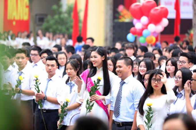 Cô cùng các thầy giáo, cô giáo và các em học sinh dâng hoa tưởng nhớ Danh nhân Chu Văn An.