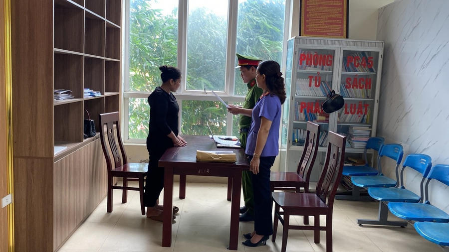 Cơ quan chức năng tống đạt lệnh bắt tạm giam đối với Trần Thị Hằng Nga - Ảnh Công an Nghệ An.
