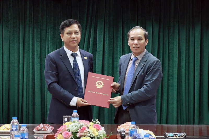 Phó Thống đốc Ngân hàng Nhà nước Đoàn Thái Sơn trao quyết định bổ nhiệm cho ông Đào Xuân Tuấn.