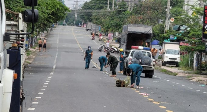 Cùng với việc tháo dỡ hàng rào giữa lòng đường, chốt kiểm soát lưu thông được lập lên cùng với hàng rào B40 cũng đã không còn hoạt động