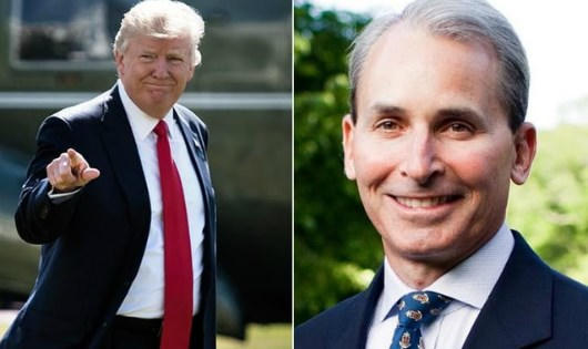 Tổng thống Donald Trump (trái) và ông Philip Bilden. (Ảnh: Getty)