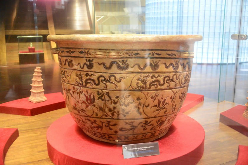 Thống gốm hoa nâu An Sinh. Ảnh Quang Hà