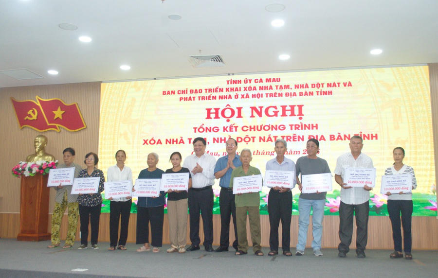 Ông Nguyễn Hồ Hải - Bí thư Tỉnh ủy (bên phải) và ông Phạm Thành Ngại - Phó Bí thư Tỉnh ủy, Chủ tịch UBND tỉnh, trao quà sinh kế cho các hộ gia đình.