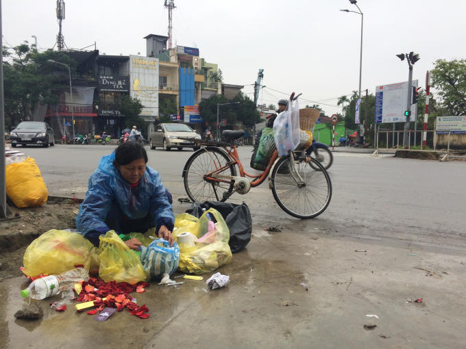 Nhặt ve chai trên mọi cung đường ở thành phố (Ảnh: Chu Duyên )