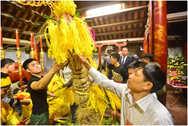 Năm nay, sau lễ cung tiến, giò hoa tre sẽ được di chuyển vào hậu cung đền Thượng, chứ không di chuyển xuống khu vực đền Hạ và tổ chức phát lộc như mọi năm.   Thay vì đưa giò hoa tre vào rồi rước ra để tranh cướp, giò hoa tre lần này được đưa vào hậu cung đền Thượng để "cướp kín" sau đó mới mang ra phát lộc cho mọi người một cách nhẹ nhàng, trật tự, không xảy ra tranh cướp.