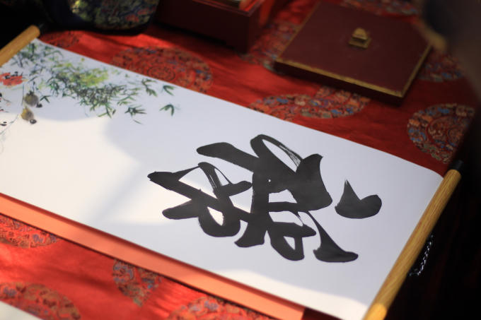 Nhiều du khách rất thích thú khi được cho chữ tốt lành đầu xuân mang dấu ấn Cung đình xưa.