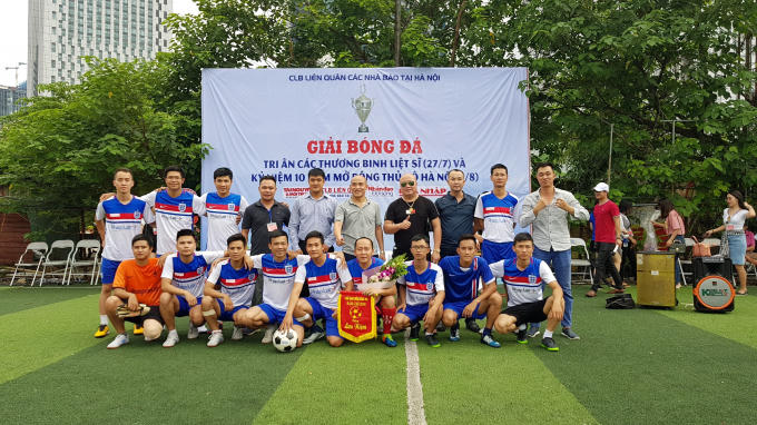 Ban lãnh đạo CLB Liên quân các nhà báo tại Hà Nội và các cầu thủ đội bóng tại buổi ra mắt.