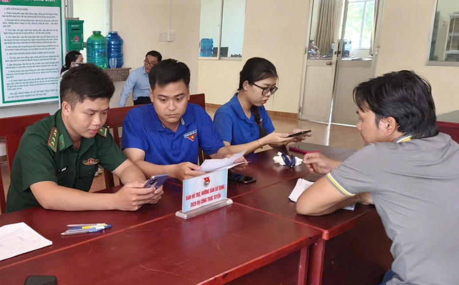 Cán bộ Đồn Biên phòng Gành Hào hỗ trợ người dân cài đặt và hướng dân sử dụng ứng dụng dịch vụ công trực tuyến.
