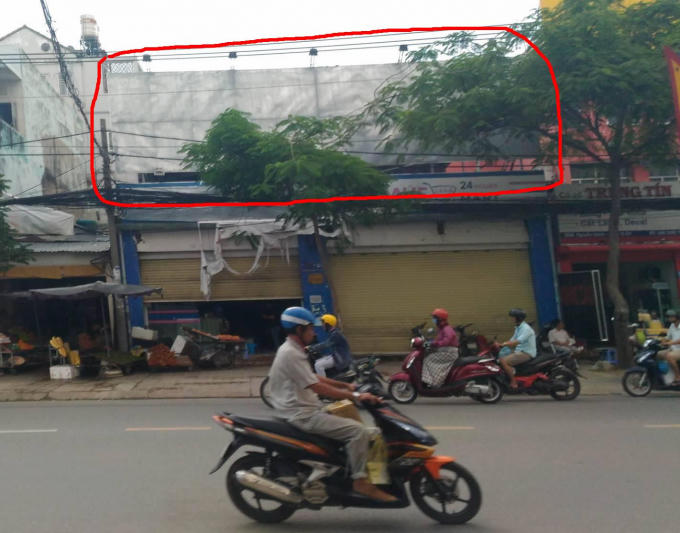 Công trình sai phạm "khủng" được dựng sau tấm bảng che này, rất khó phát hiện.