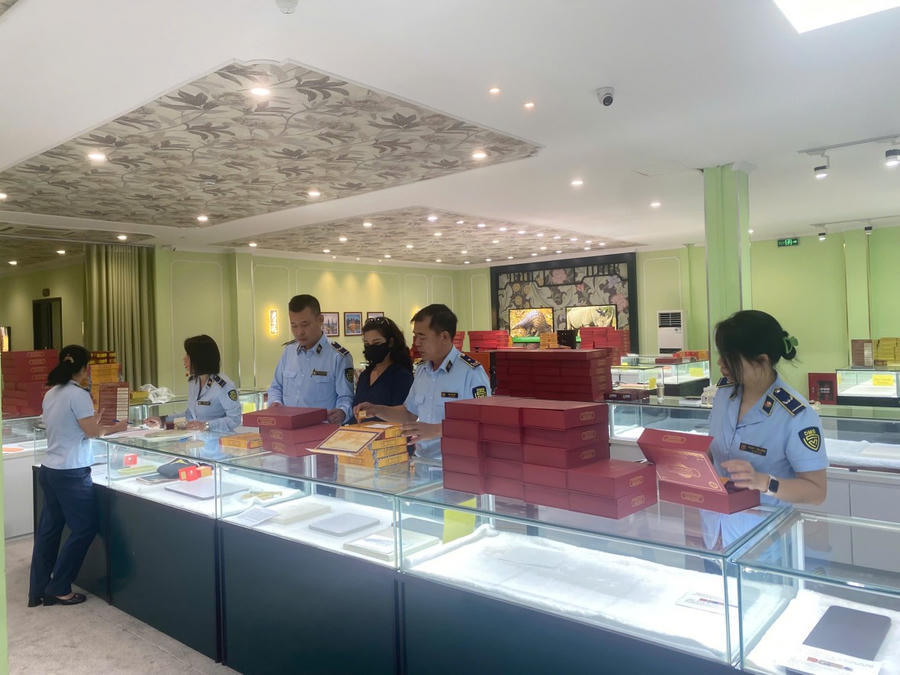 Đội QLTT số 1 kiểm tra phát hiện hàng nghìn viên thực phẩm chức năng không rõ nguồn gốc tại điểm kinh doanh Tuần Châu -do Công ty TNHH Đồng nhân đường Nam Dương quản lý