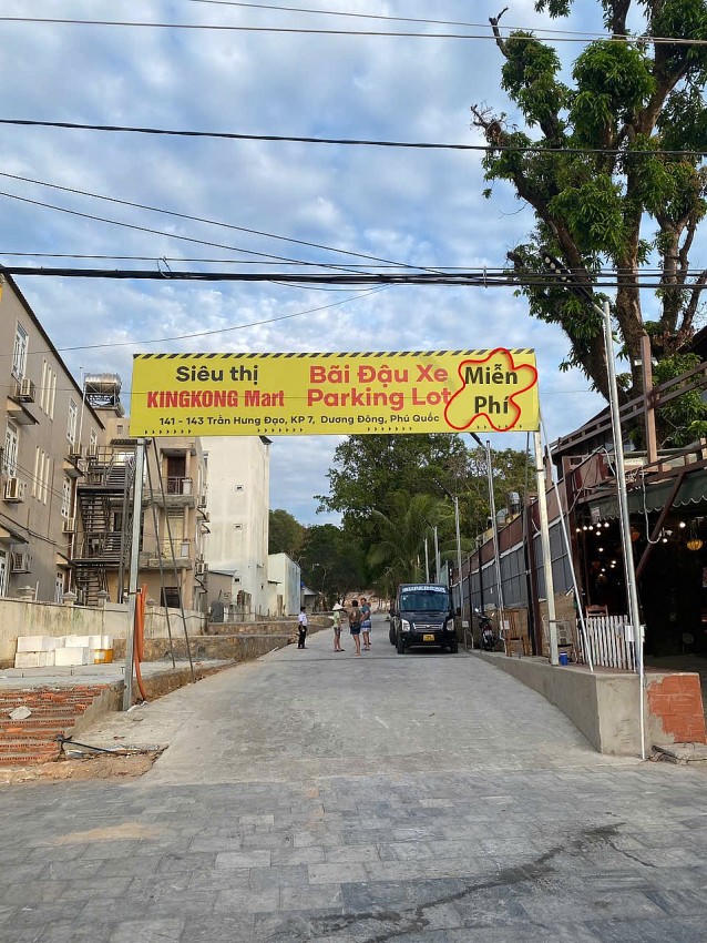 Bãi trông xe miễn phí được siêu thị bố trí cho hành khách đến siêu thị mua sắm.