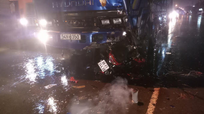 Chiếc xe máy găm chặt vào đầu xe tải sau tai nạn.