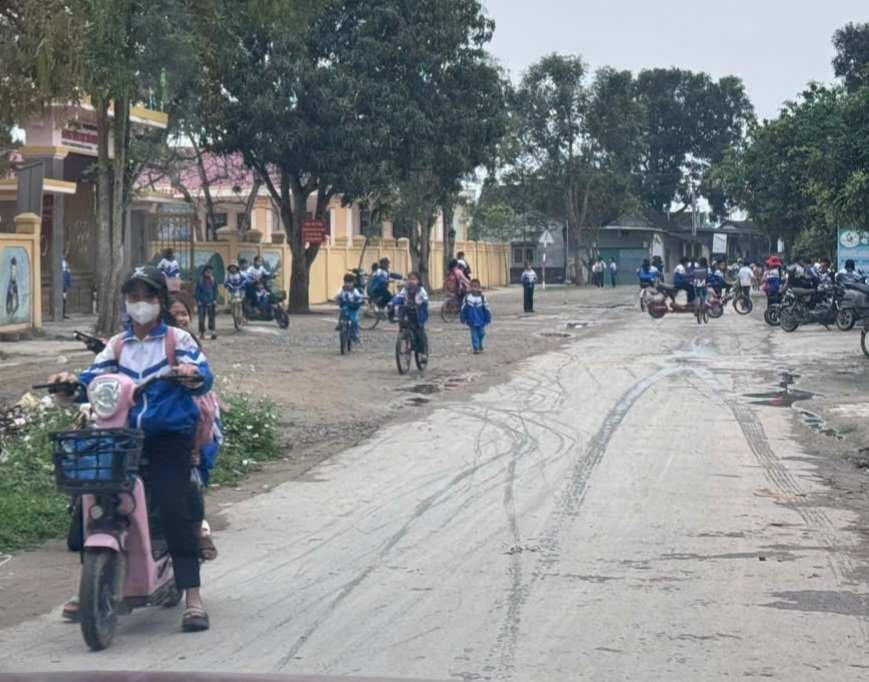 Nguy cơ mất an toàn giao thông từ việc học sinh Tiểu học vô tư điều khiển xe máy điện đi học.