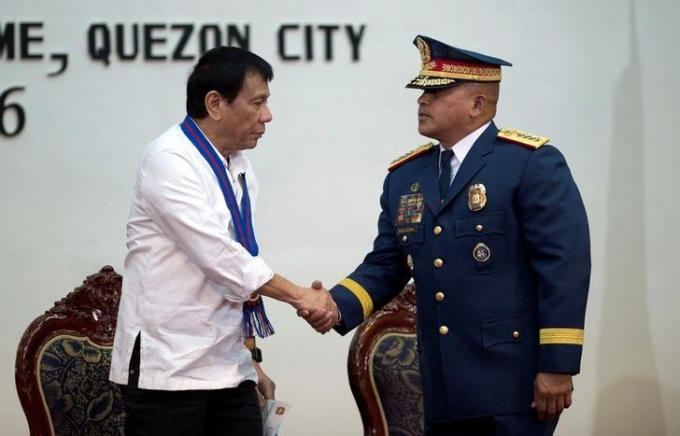 Tổng thống Duterte bắt tay Giám đốc Cảnh sát Quốc gia Ronald Dela Rosa. (Ảnh: Reuters)