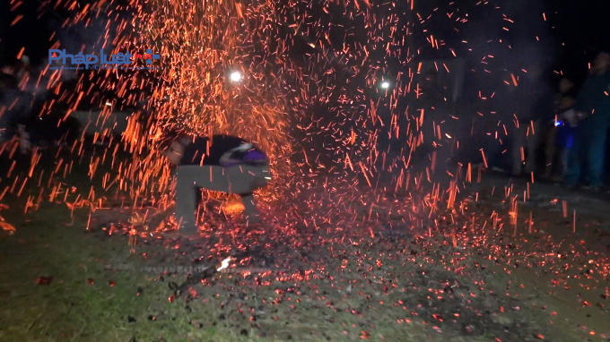 Ngoài nghi lễ nhận bằng, huyện Bắc Quang còn tổ chức Lễ hội nhảy lửa của người Dao đỏ.