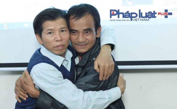 Hai người từng bị t&ugrave; oan &ocirc;m chầm lấy nhau, dường như họ kh&ocirc;ng muốn rời nhau tại to&agrave; soạn Ph&aacute;p Luật Plus.