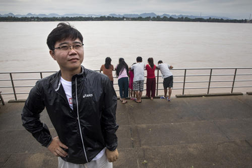 Ji Seong-ho, một người Triều Tiên đào tẩu, hiện sống ở Seoul, Hàn Quốc, đứng ở bờ sông Mekong gần biên giới Thái Lan và Lào. Đằng sau lưng ông Ji là những người tị nạn Triều Tiên. Ảnh: Washington Post.