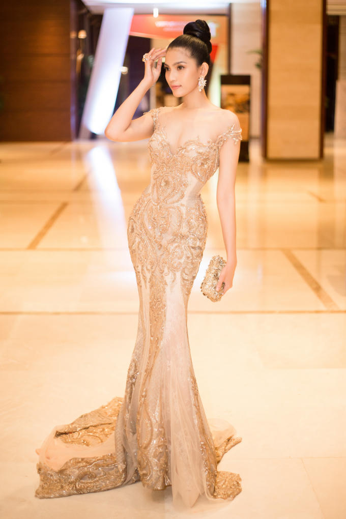 &Aacute; hậu Trương Thị May  diện v&aacute;y lộng lẫy dự sự kiện tại Campuchia