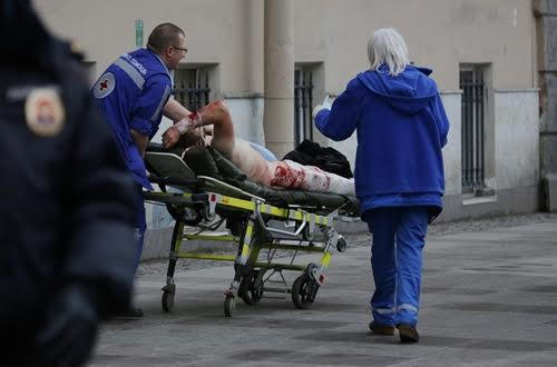 Một người bị thương trong vụ nổ trên tàu điện ngầm ở St. Petersburg, Nga. Ảnh: Reuters.