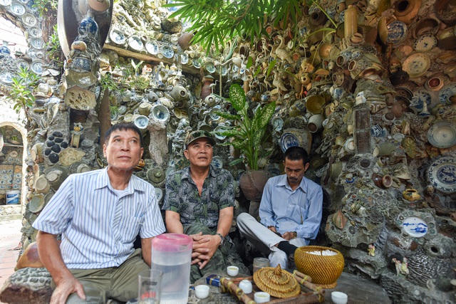 Nhiều người nói ông bị điên vì không lo cuộc sống mà lại đi mua, chơi đồ cổ, không những thế ông còn gắn đồ cổ lên tường thì đó là phá hoại cái vẻ đẹp đáng quý của đồ cổ. Nhưng cá nhân ông lại nghĩ khác, gắn lên tường là bảo tồn những giá trị mà ông cha ta để lại, cũng một phần gắn như vậy thì trộm không thể nào lấy được.