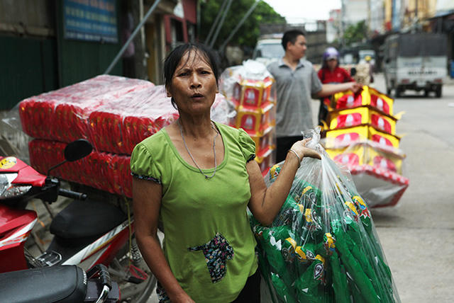 Những tiểu thương ở đây cho biết, chưa năm nào hàng vàng mã lại ế ẩm như năm nay.