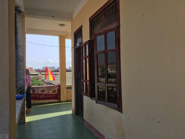 Phòng ký túc xá của nữ sinh một mình vượt cạn