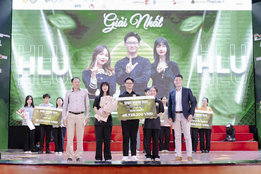 Trao giải Nhất- Nhì cho các đội.
					
				
			
			Trao giải Nhất- Nhì cho các đội.