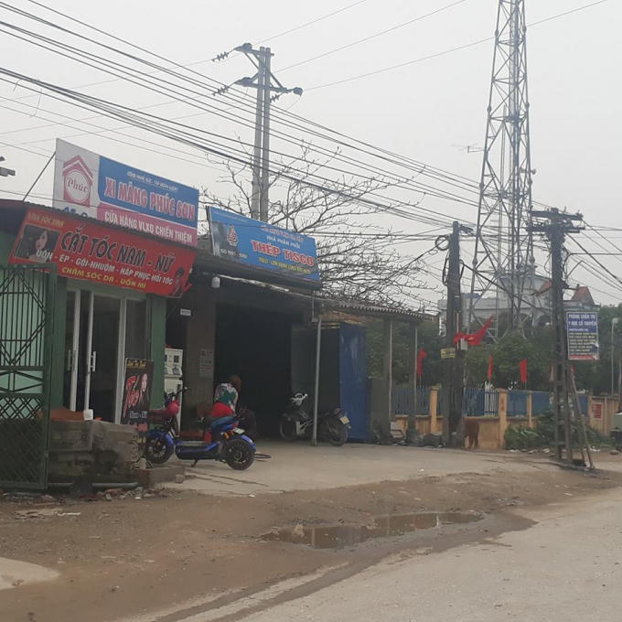 Cây xăng không phép nằm ngay cạnh UBND xã Trung Dũng.