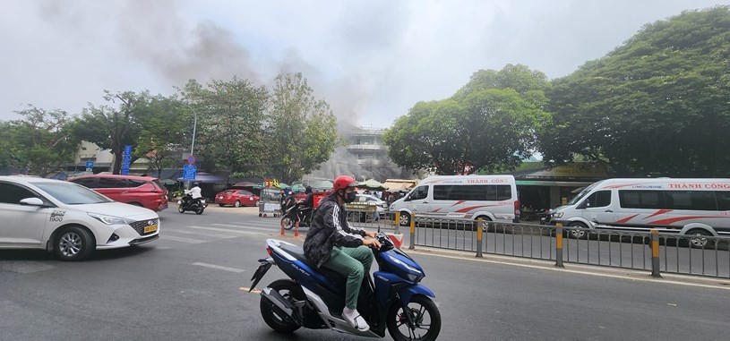 Khói đen bốc ra từ đám cháy.