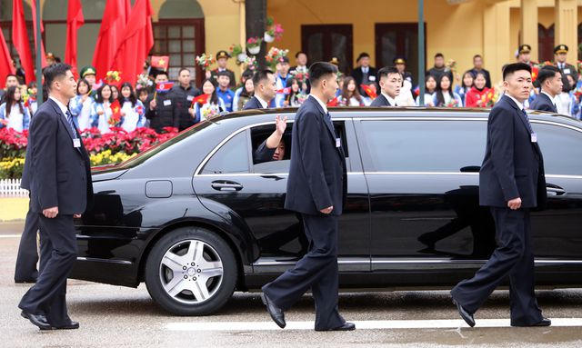 Đội cận vệ cũng được cho là những người có quyền lực khá lớn ở Triều Tiên khi họ là số ít những người có thể mang súng hoặc vũ khí đứng gần nhà lãnh đạo.
