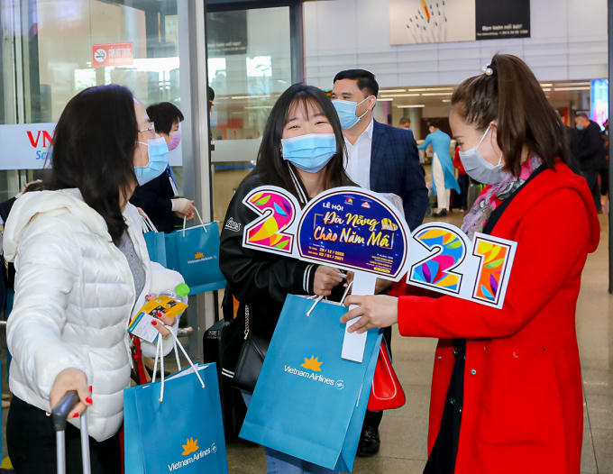 da-nang-don-chuyen-bay-dau-tien-trong-nam-2021-voi-hai-hanh-khach-may-man-03