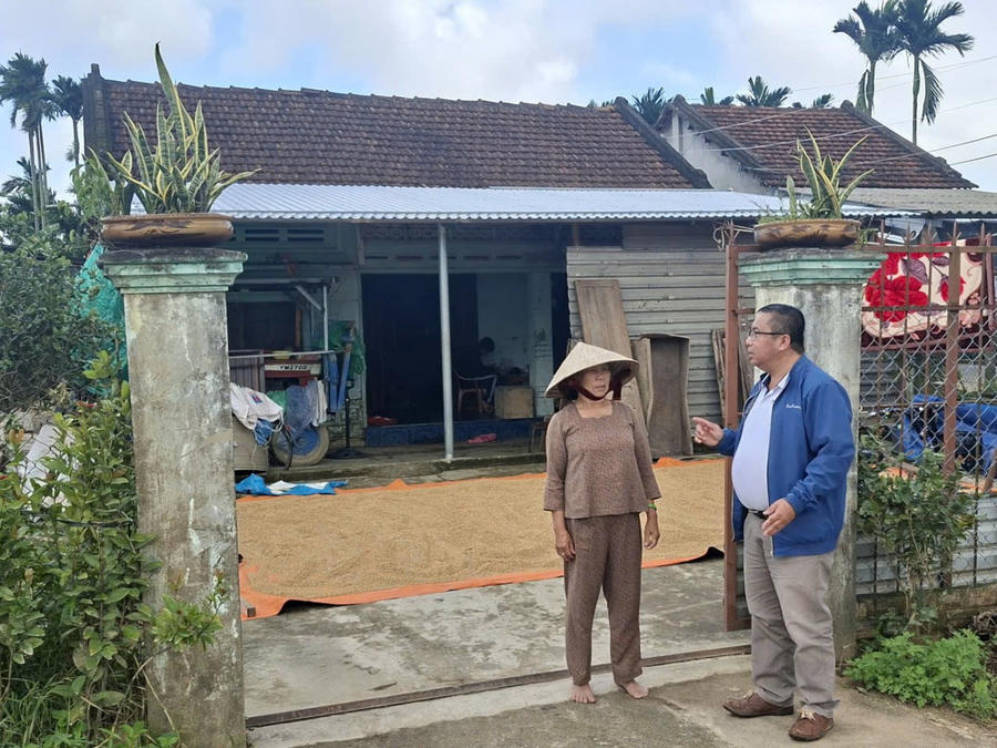 Bà Nguyễn Thị Liên (bên trái) không tin được có ngày gia đình sẽ xây dựng được nhà mới như hiện tại.