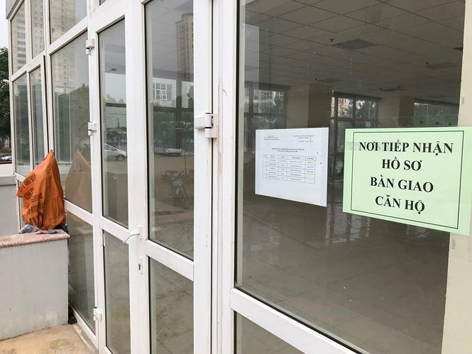 Nơi tiếp nhận hồ sơ bàn giao căn hộ A14 Nam Trung Yên cửa đóng then cài, không một bóng người.
