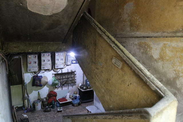 Bên trong các hành lang chung của khu tập thể Nguyễn Công trứ đều được các hộ dân tận dụng vào mục đích sinh hoạt riêng.