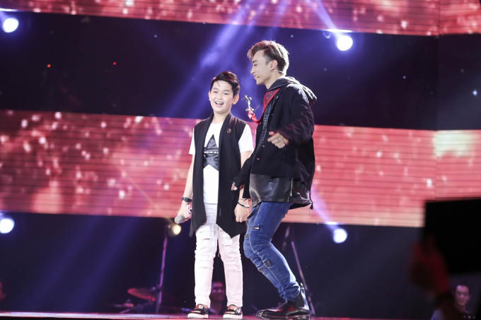 Giọng h&aacute;t Việt 2017 tập 1: Vũ C&aacute;t Tường v&agrave; Soobin Ho&agrave;ng Sơn