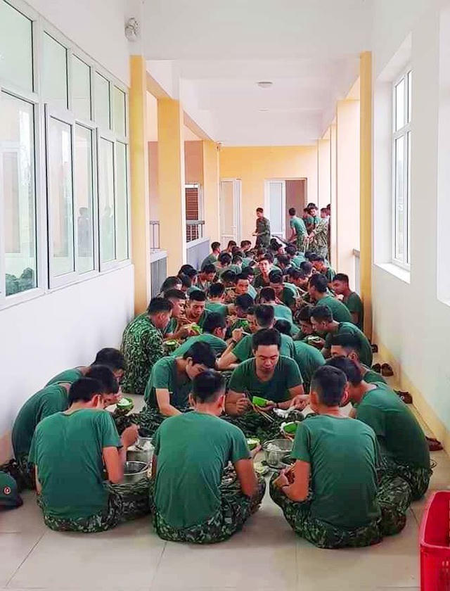 Bữa ăn của các anh sau khi mọi người dân trong khu cách ly đã ăn xong