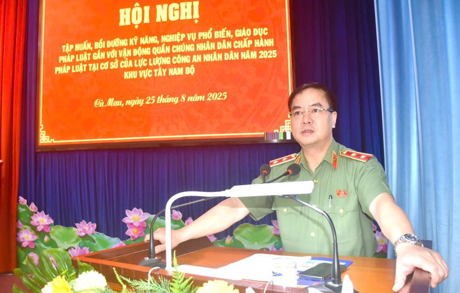 Trung tướng, PGS.TS Phạm Công Nguyên - Cục trưởng Cục Pháp chế và cải cách hành chính, tư pháp (Bộ Công an) phát biểu tại Hội nghị.