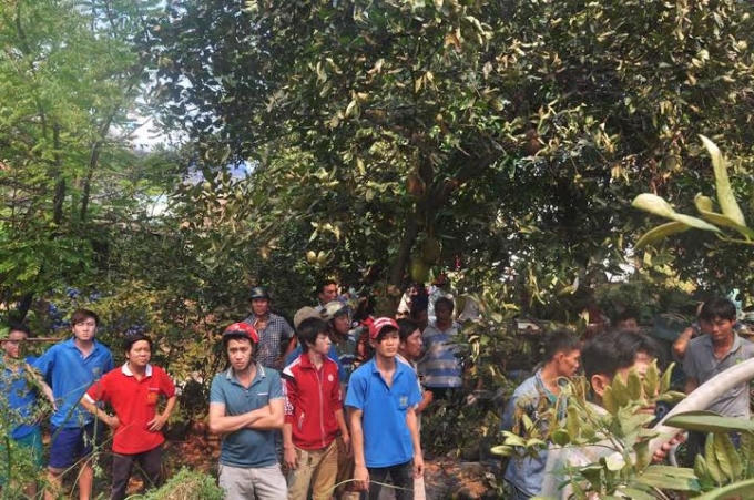 Người dân hiếu kỳ đứng xem.