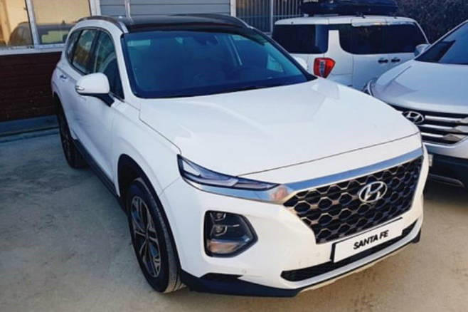 Hyundai Santa Fe dường như là mẫu xe rất may mắn khi từng sở hữu những biển số ngũ quý siêu đẹp. Điểm chung của những chiếc Santa Fe bốc được biển ngũ quý là đều có màu sơn ngoại trắng. (Ảnh: Top Rider)