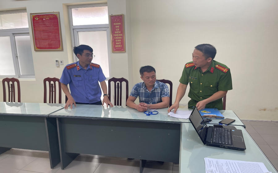 Kiểm sát viên kiểm sát việc thi hành Lệnh bắt bị can để tạm giam. Ảnh Viện Kiểm sát nhân dân tỉnh Hà Nam