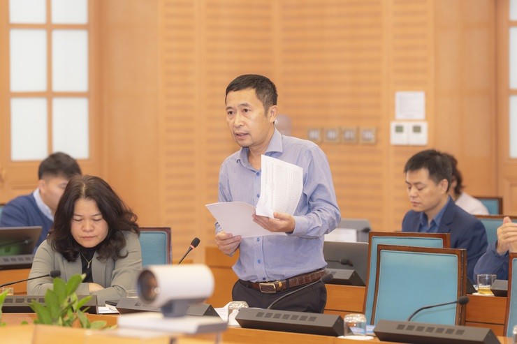 Đại diện lãnh đạo Văn phòng Hội đồng Nhân dân thành phố Hà Nội báo cáo tiến độ giải ngân tại cuộc họp.