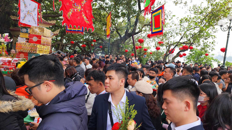 Bên ngoài sân trước phủ Tây Hồ, lượng người chật như nêm đứng chắp tay cầu khấn.