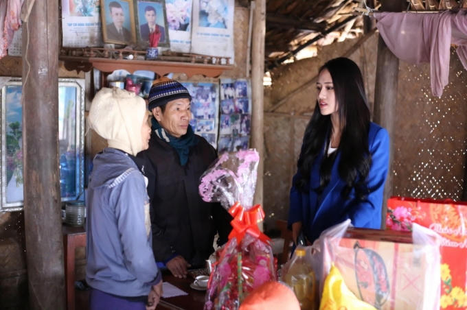 &Aacute; hậu L&acirc;m Th&ugrave;y Anh về qu&ecirc; từ thiện trong gi&aacute; lạnh